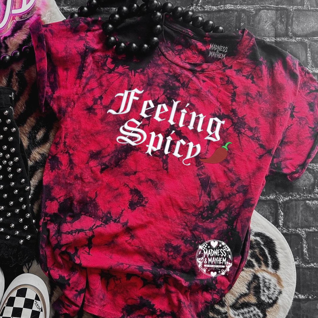 Red feeling spicy embroidered tie dye T-shirt